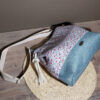 sac seau bucket léonie bleu et rose fleurettes avec bandoulière couché
