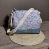 sac seau bucket léonie bleu et rose fleurettes avec bandoulière face