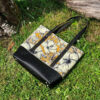 sac cabas hibiscus jaune velours et simili pour la plage couché