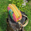 sac Ohana hibiscus dessus fermé rond multicolore estival tendance et moderne jaune corail velours féminin pratique pièce unique fait main
