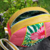 sac Ohana hibiscus ouvert rond multicolore estival tendance et moderne jaune corail velours féminin pratique pièce unique fait main