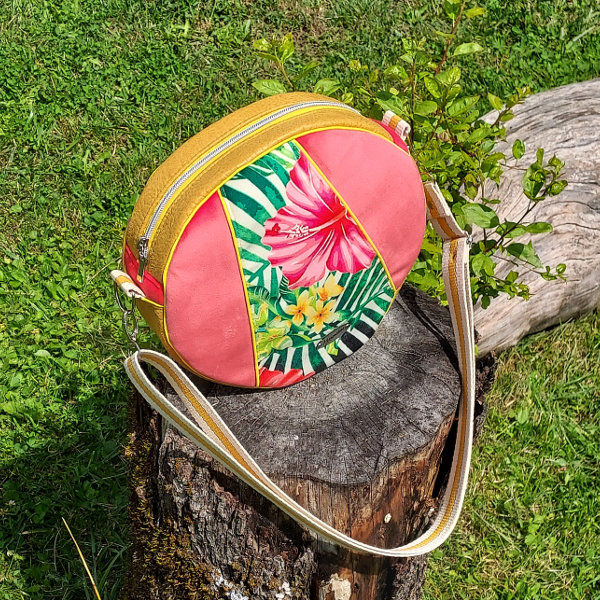sac Ohana hibiscus face rond multicolore estival tendance et moderne jaune corail velours féminin pratique pièce unique fait main