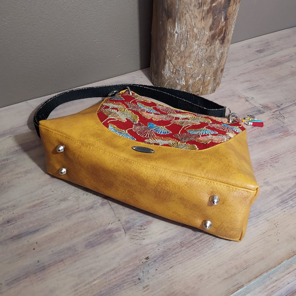 sac camélia shalimar fond rouge jaune ginkgo féminin pièce unique sac bandoulière simili jacquard luxueux pratique zippé artisan d'art sac créateur