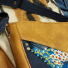 sac maho millepora détails bleu jaune féminin pièce unique sac bandoulière simili velours besace pratique zippée artisan d'art sac créateur