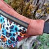 sac banane Léo côté léopard coloré fond blanc fait main créateur artisan d'art