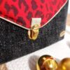 sac anesa Red-Léo détails petit format fermé par rabat avec poche intérieure.