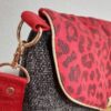 sac anesa Red-Léo détails tissus petit format fermé par rabat avec poche intérieure.