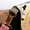 sac anesa détail côté inspiration japonisante papillon fleurs de cerisiers noir jaune corail petit sac unique