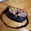 sac charlotte sakura couché inspiration japonisante papillon fleurs de cerisiers noir jaune corail petit sac chic unique