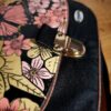 sac charlotte sakura détails fermoir inspiration japonisante papillon fleurs de cerisiers noir jaune corail petit sac chic unique