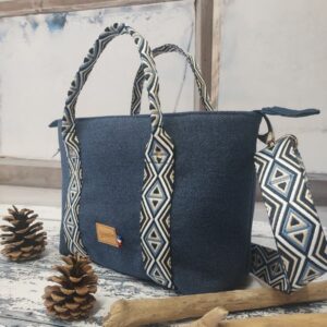 Sac artisanal Chloé face en lainage bleu avec bandoulière graphique, fait main en France par Kréaméline