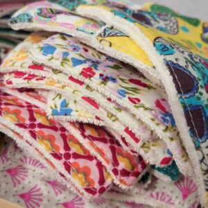 Lot de lingettes démaquillantes colorées artisanales en coton imprimé et micro-éponge de bambou