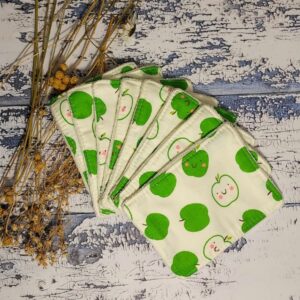 Lot de 8 lingettes textiles réutilisables motif verger, confectionnées artisanalement, proposées ici en déstockage avant renouvellement de gamme.