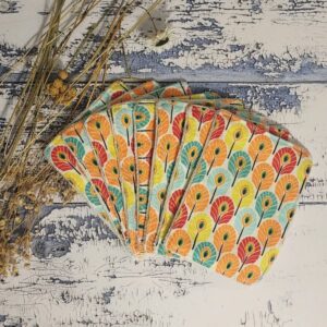 Lot de 8 lingettes textiles réutilisables motif plumette, confectionnées artisanalement, proposées ici en déstockage avant renouvellement de gamme.