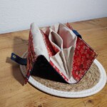 portefeuille complice birman portemonnaie ouvert bleu et rouge multifonction compagnon pratique au quotidien papiers monnaie et chéquier serotnt bien gardés. pièce unique fait main par un créatieur artisan d'art portefeuille complice birman portemonnaie ouvert bleu et rouge multifonction compagnon pratique au quotidien